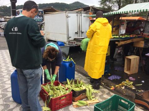 técnicos recolhem restos de verduras #pracegover 