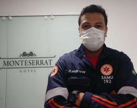 profissional do samu posa de máscara na frente de vidro com nome do hotel #paratodosverem 