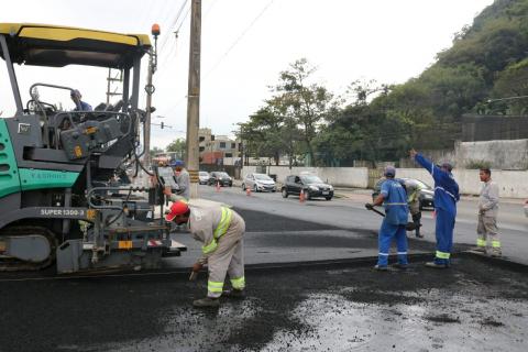 máquina e homens na pavimentação #pracegover 