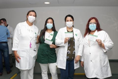 vacinadas mostram certificados #paratodosverem