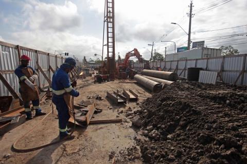 Homens trabalham em obra de drenagem na Zona Noroeste. #pracegover