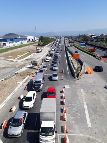 fila de carros na entrada de santos #paratodosverem 