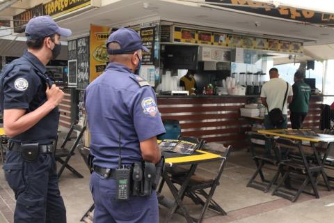 guardas municipais dão apoio a fiscalização #paratodosverem 