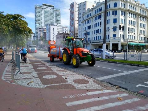 trator joga produto de limpeza na avenida da praia #paratodosverem