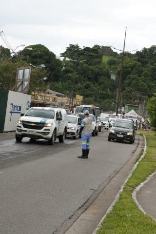 Agente da CET orienta motoristas. #pracegover