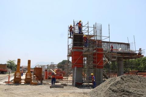 Operários trabalham na construção da ponte. #pracegover