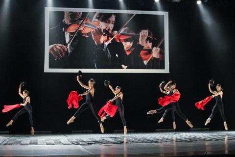 Bailarinas em coreografia. Elas dançam com chapéus nas mãos. #Pracegover