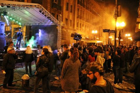 Apresentação em palco na Rua XV à noite. #Pracegover