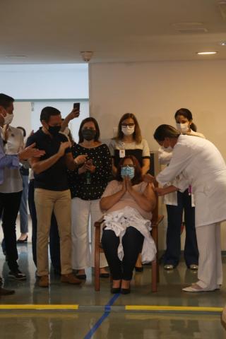 enfermeira é vacinada #paratodosverem
