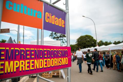 FAchada de entrada da feira em São Paulo. Em painel se lê: Cultura, Cidade, Empreendedorismo. #Paratodosverem