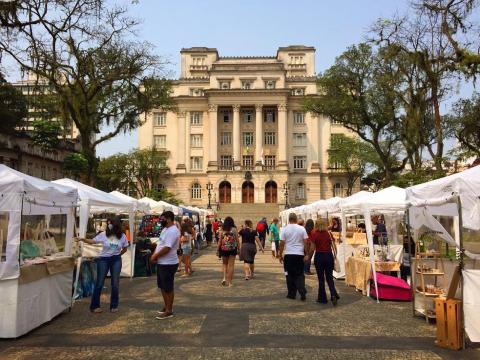 Praça Mauá com inúmeras barracas de produtos artesanais montadas. #Paratodosverem