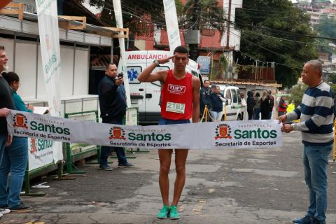 atleta bate continência na faixa de chegada #pracegover