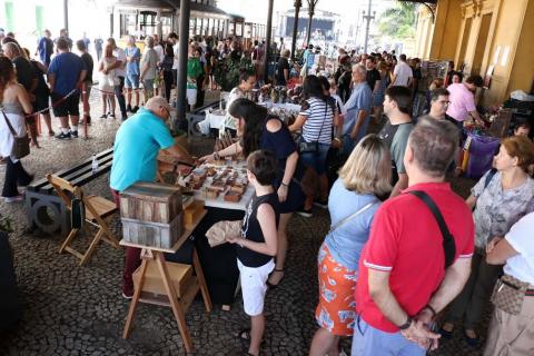 Público confere as opções de artesanato na Estação do Valongo. #pracegover