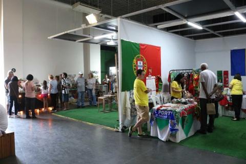 Espaço de exposição de produtos artesanais dentro do Museu Pelé. #pracegover 