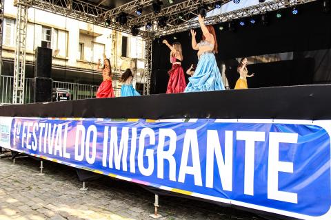 Bailarinas de dança do ventre se apresentam no palco. #pracegover