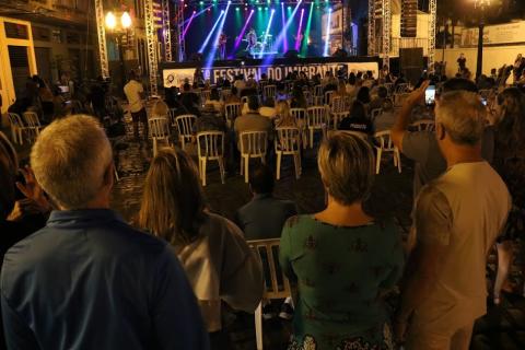 Público assiste o show de tributo a Cazuza.