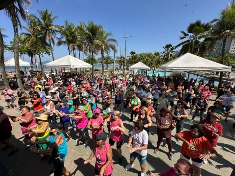 pessoas dançando na orla #paratodosverem 
