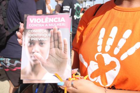 pessoa mostra panfleto de violência contra a mulher #paratodosverem 