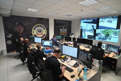 pessoas trabalhando no CCO #paratodosverem