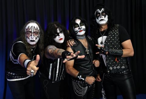 quatro músicos vestidos e pintados como a banda kiss #paratodosverem