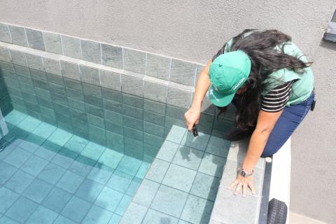 agente olha piscina #paratodosverem