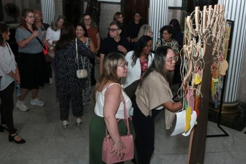 pessoas olhando a exposição #paratodosverem 