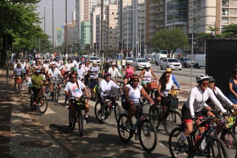 ciclistas saíram do José Menino com destino ao Centro Histórico. foto: Francisco Arrais ciclistas reunidos saindo do Quebra-Mar no José Menino #paratodosverem