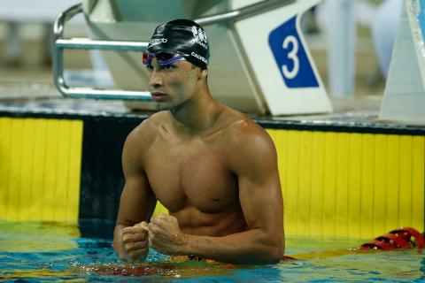 nadador comemora na piscina #paratodosverem