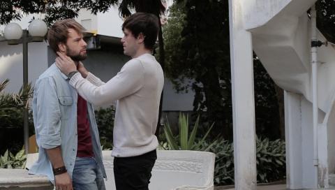 dois homems se abraçam em cena de filme #paratodosverem