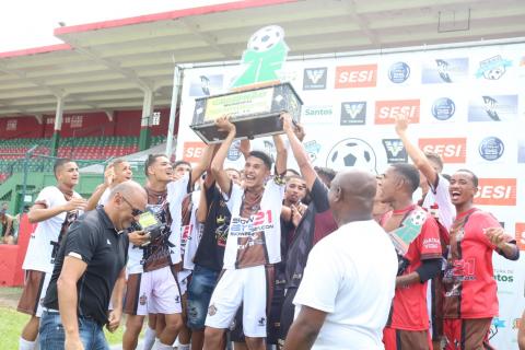 jogadores levantam troféu #paratodosverem