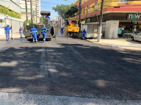 homens e máquinas atuam na pavimentação #paratodosverem