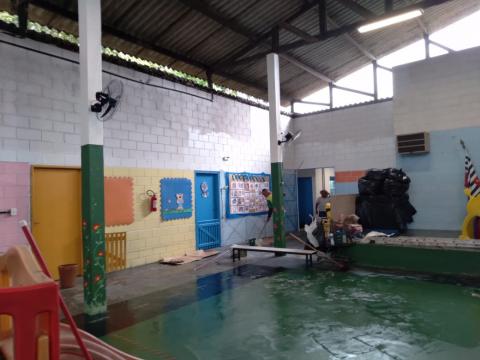 operários atuando em pátio de escola #paratodosverem