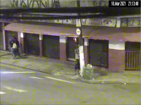 imagem mostra homem colando publicidade #paratodosverem 