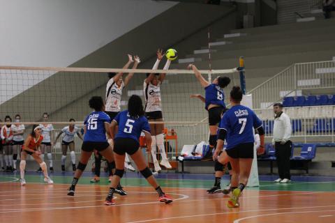 Equipe ataca e outra tenta bloquear #paratodosverem