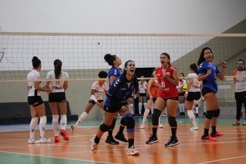 Meninas comemoram ponto na partida #paratodosverem