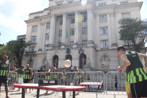 rapazes jogando futmesa #paratodosverem