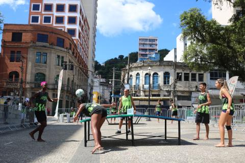 atletas jogando futmesa #paratodosverem