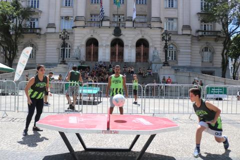 pessoas jogando futmesa #paratodosverem