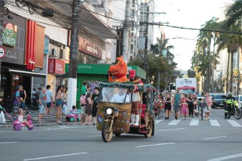 cortejo traz personagens #paratodosverem 