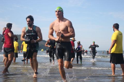atleta saindo do mar #paratodosverem