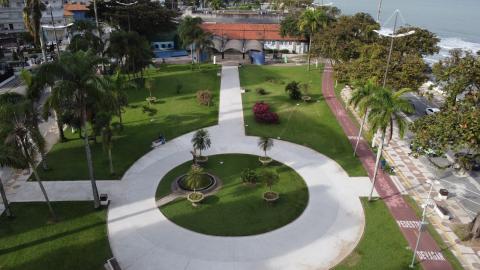 vista aéa do parque em praça de frentre para o mar. #paratodosverem