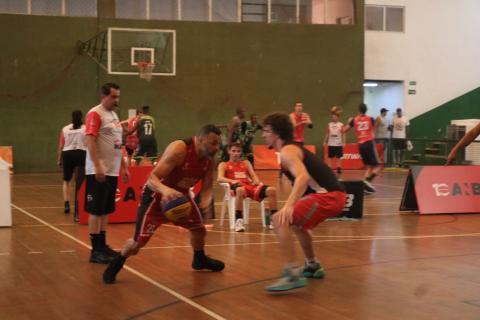 jogadores durante partida de basquete #paratodosverem