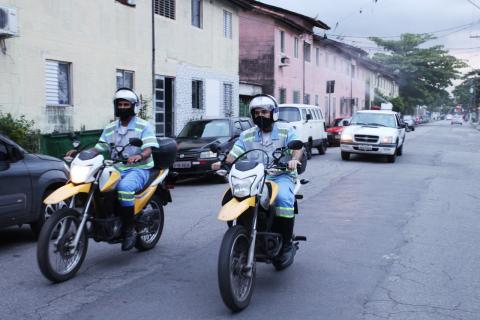 carro solta inseticida acompanhado por 2 motos da cet #paratodosverem 