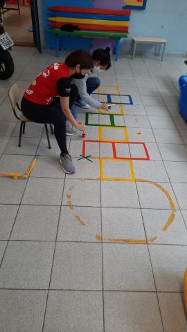 professora pintando amarelinha #paratodosverem