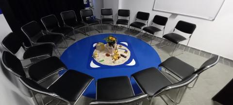 núcleo com cadeiras em círculo ao redor de mesa #paratodosverem 