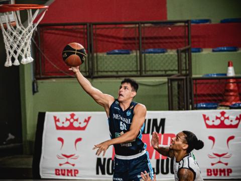 atleta pula com a bola para marcar cesta #paratodosverem