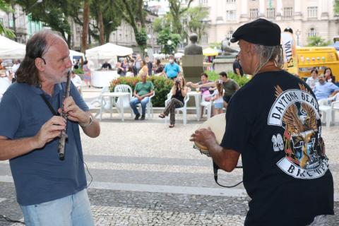 músicos tocando na feira #paratodosverem