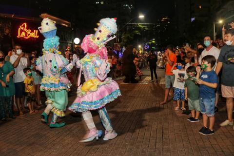 personagens desfilando na rua #paratodosverem