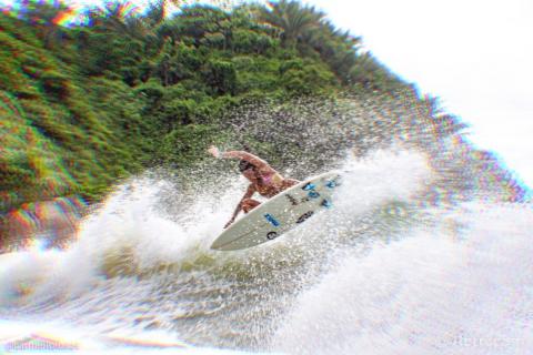 surfista faz manobra em onda  #paratodosverem