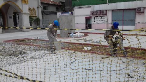 trabalhadores quebram piso em praça #paratodosverem